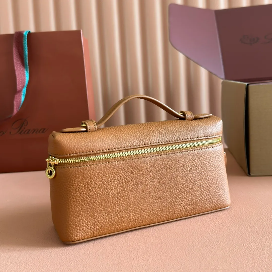 p1160💋💋💋【Original leather configuration counter complete set of packaging】 𝐋𝐨𝐫𝐨 𝐏𝐢𝐚𝐧@ Extra pocket L19 series handbag/crossbody bag, all steel, the most comfortable life is the undefined life, just like loro The material design of pian@ does not require complicated design styles. The simple and soft outline is elegant and durable, like an exquisite cosmetic case, which perfectly balances appearance and functionality. The leather is delicate and feels as soft as butter. The small bag has a large capacity. It is not only portable with a thin shoulder strap, but can also be worn cross-body. Sisters who have a special liking for minimalist style can buy it. It is simple and versatile. The simpler, the more different. Stars and Instagram celebrities are all planting it. There are two sizes of 19 cm and 27 cm. One is exquisite and casual, and the other is elegant and grand. Size: Small: length 19×width 7×height 12cm (
